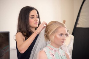 MARY PLACING SMART VEIL